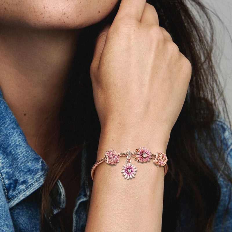 luxe sieraad voor vrouwen in het rose goud en 925 zilver, zirkonia stenen en hartjespatroon
